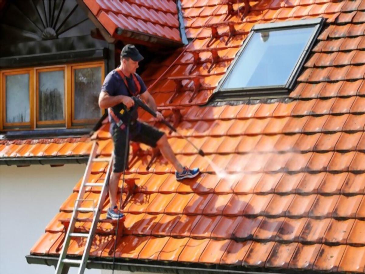 https://toolteams.com/wp-content/uploads/2022/09/roof-washing.jpg